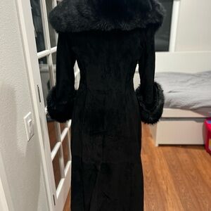 Gorgeous Vintage long suede faux fur thick color & cuffs black size 7/8 EUC